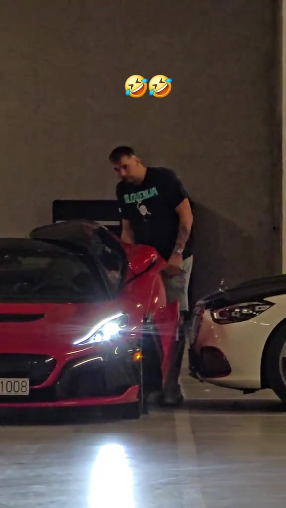 東契奇在停車場(chǎng)無法進(jìn)入他的新車已經(jīng)瘦了不少了