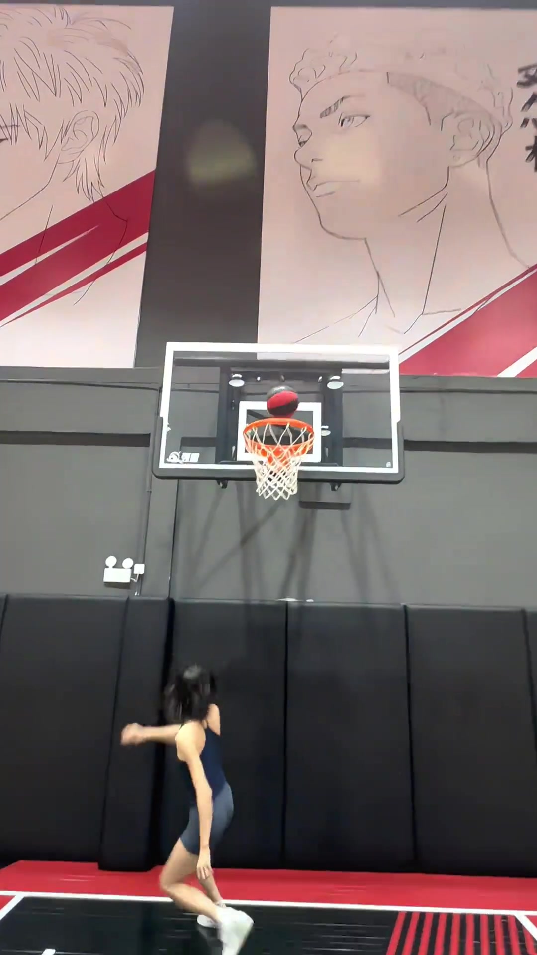 有一說一小姐姐的頭發(fā)都比她的運(yùn)球上籃絲滑多了