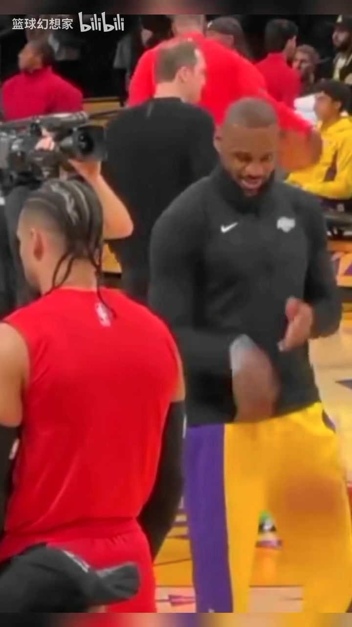 真的看幾遍都繃不住名場面詹姆斯看著賽前冥想的狄龍