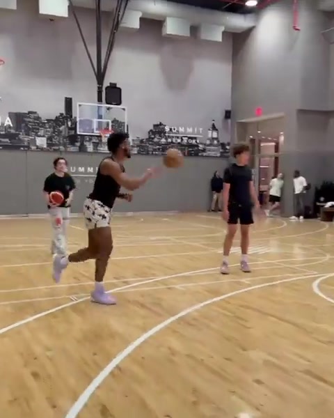 詹家父子仨合練布朗尼這彈跳越來越變態(tài)了