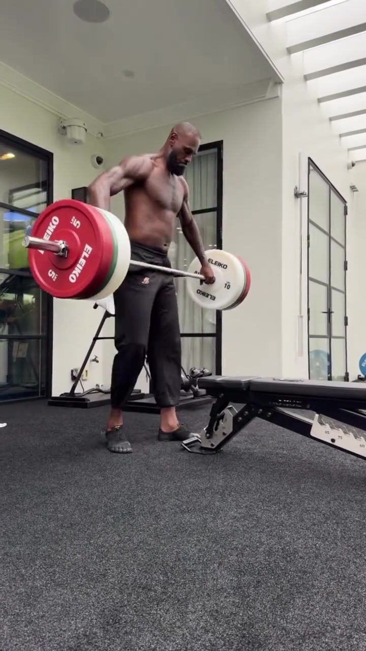 頂級(jí)自律詹姆斯在家健身