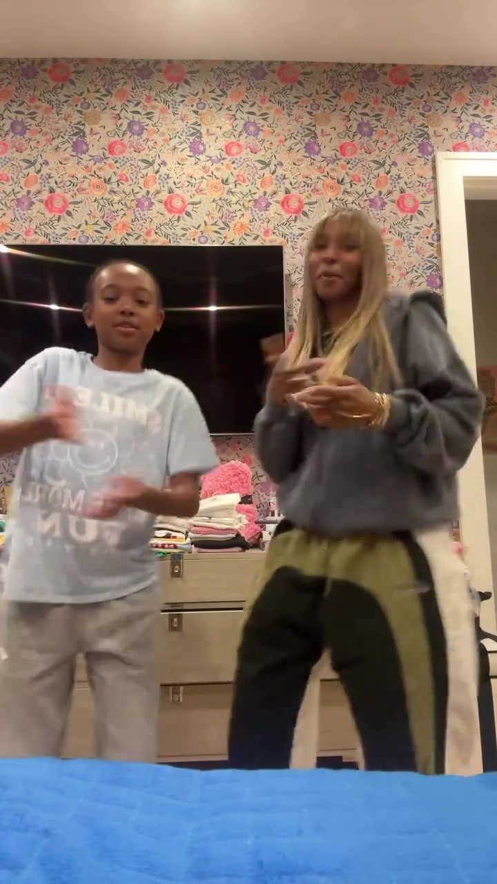 劉海顯年輕詹嫂新發(fā)型和小女兒朱莉一起跳舞