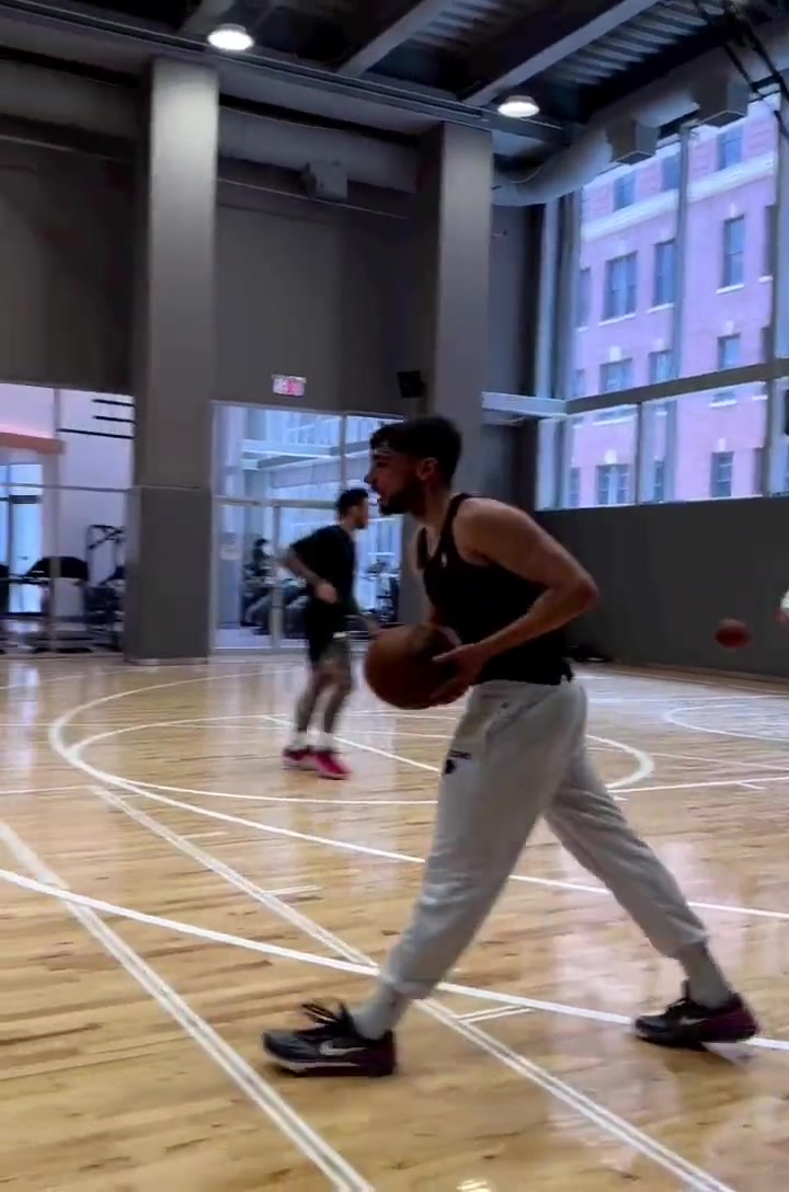 杰羅姆這個訓(xùn)練視頻也是蠻嚇人的一鏡到底彈無虛發(fā)越投越難