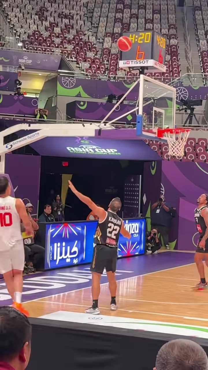 現(xiàn)場球迷拍攝王俊杰賽場表現(xiàn)這金雞獨立投籃手型實在太穩(wěn)定了