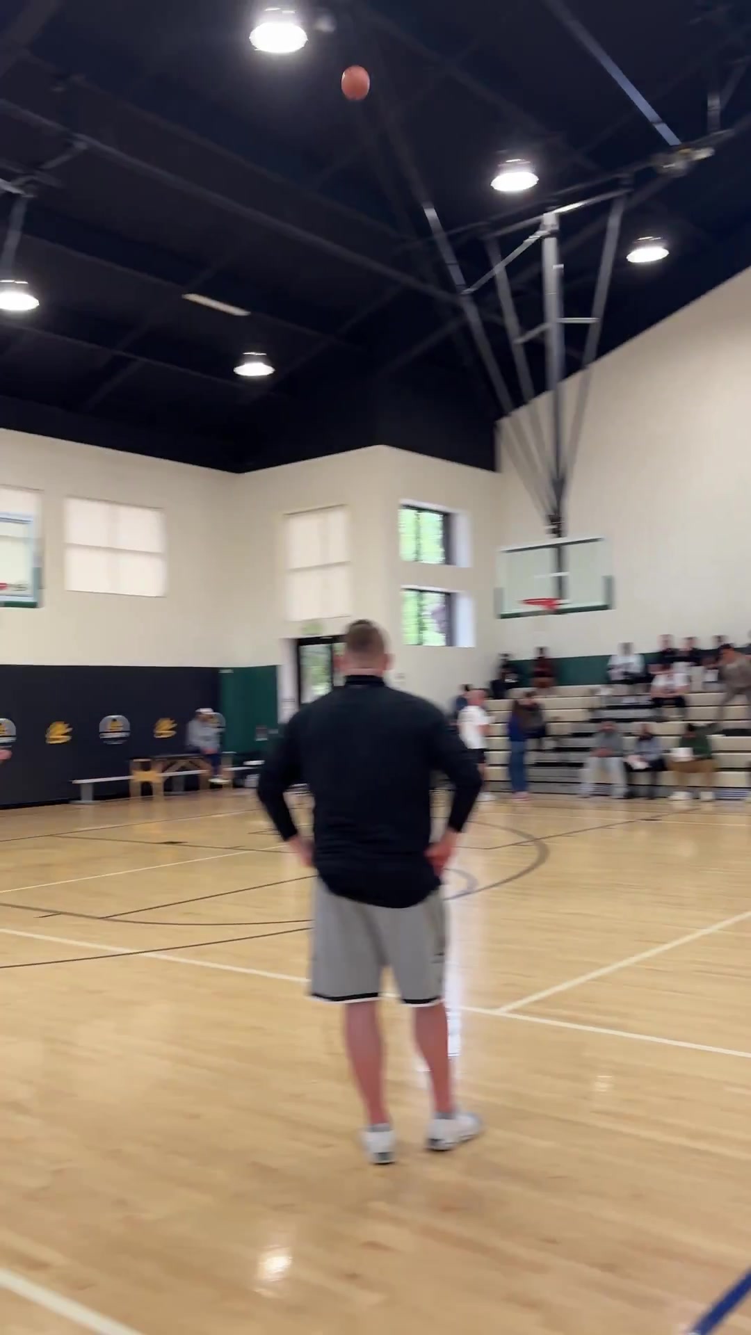 后場超遠(yuǎn)三分抬手就進(jìn)啊庫里這投籃能力實在太變態(tài)了