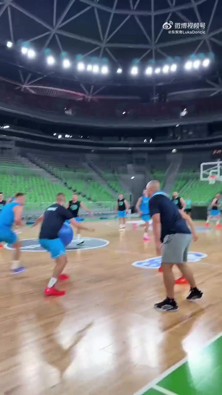 斯洛文尼亞男籃隊(duì)內(nèi)玩搶球大戰(zhàn)東契奇膝蓋看上去沒(méi)啥大問(wèn)題