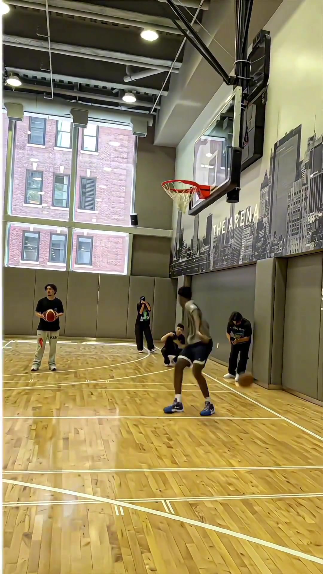 老詹一家輪番秀扣籃現(xiàn)在爺仨最能跳的應(yīng)該是布朗尼了