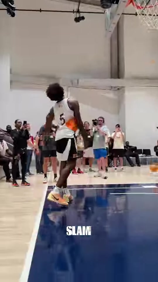 這個(gè)第一次見空中轉(zhuǎn)體360跨人扣籃絲滑完成