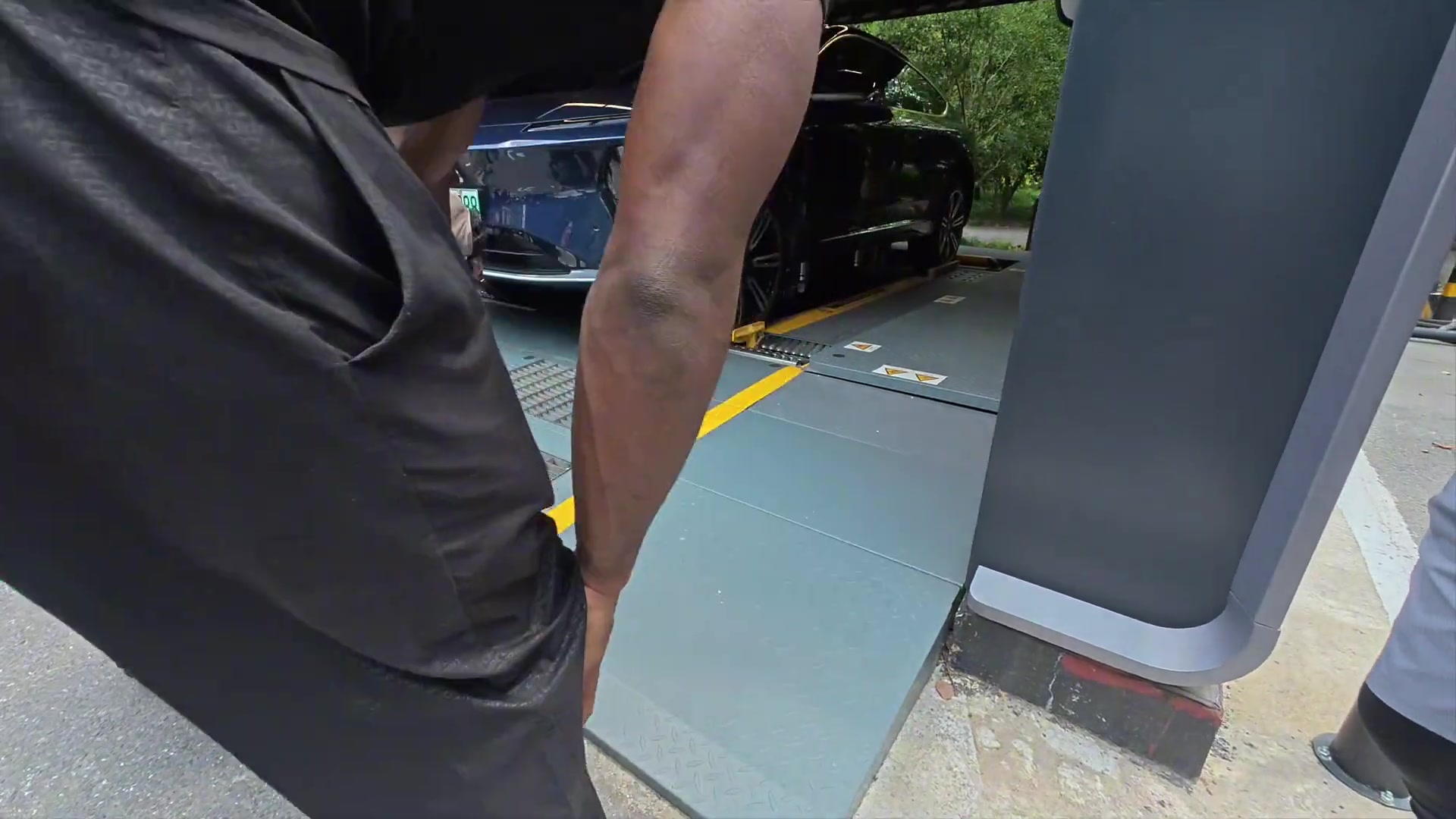 主播王子星帶杰倫-布朗體驗(yàn)蔚來?yè)Q電直接趴下觀看