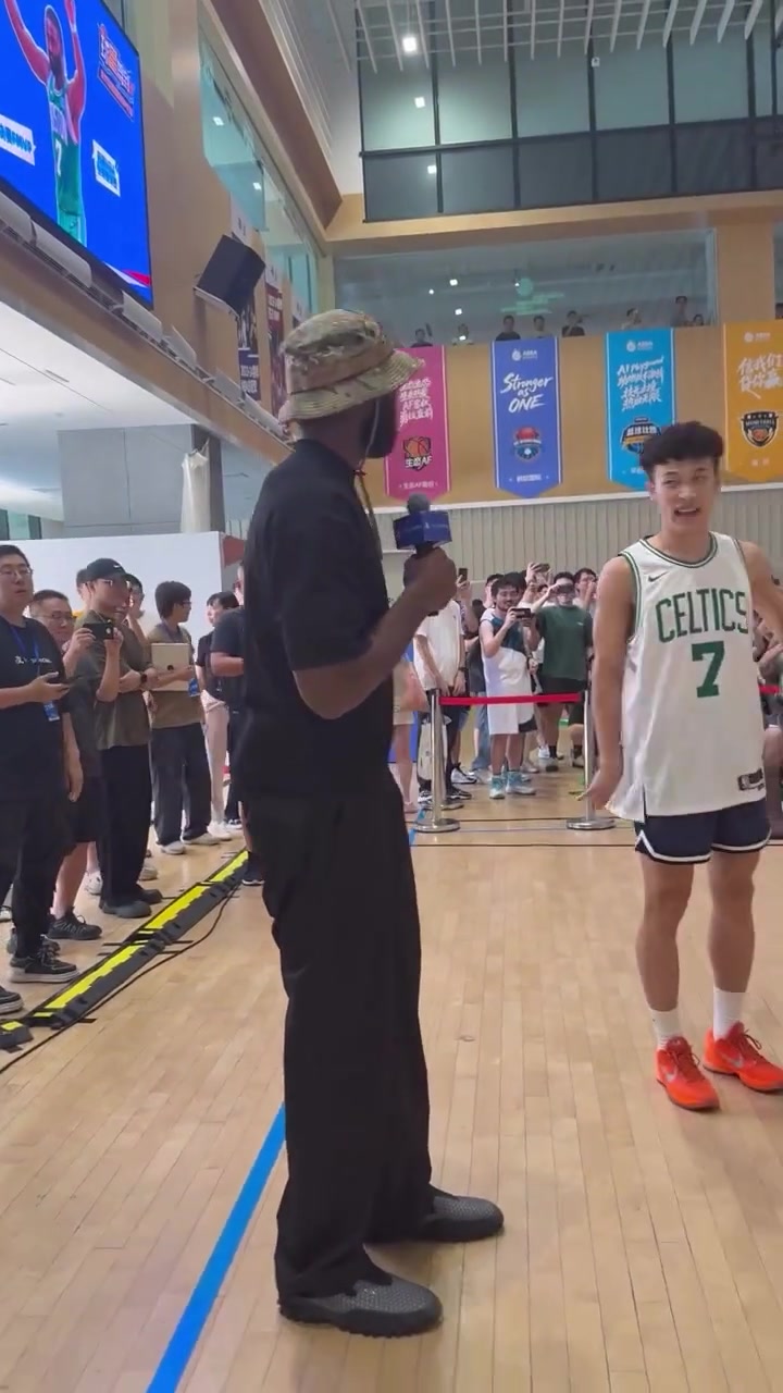 杰倫布朗中國(guó)行和球迷互動(dòng)不相信球迷的扣籃能力