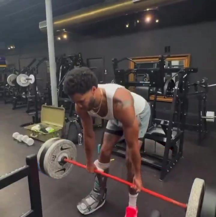 夠拼的塔圖姆還未痊愈 穿著保護靴也要練上肢力量