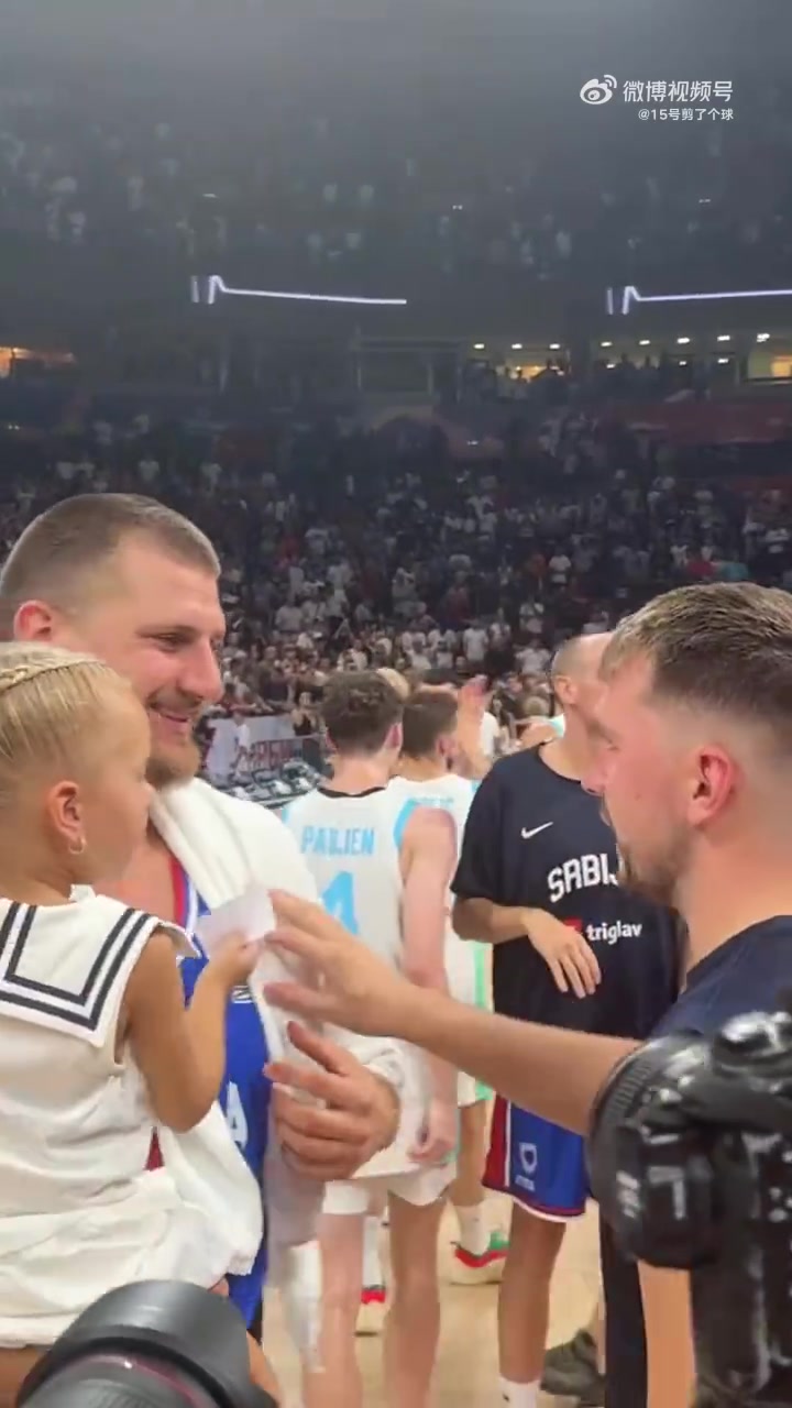 雙胖友誼長存東契奇賽后和約基奇的小女兒來了個擊掌