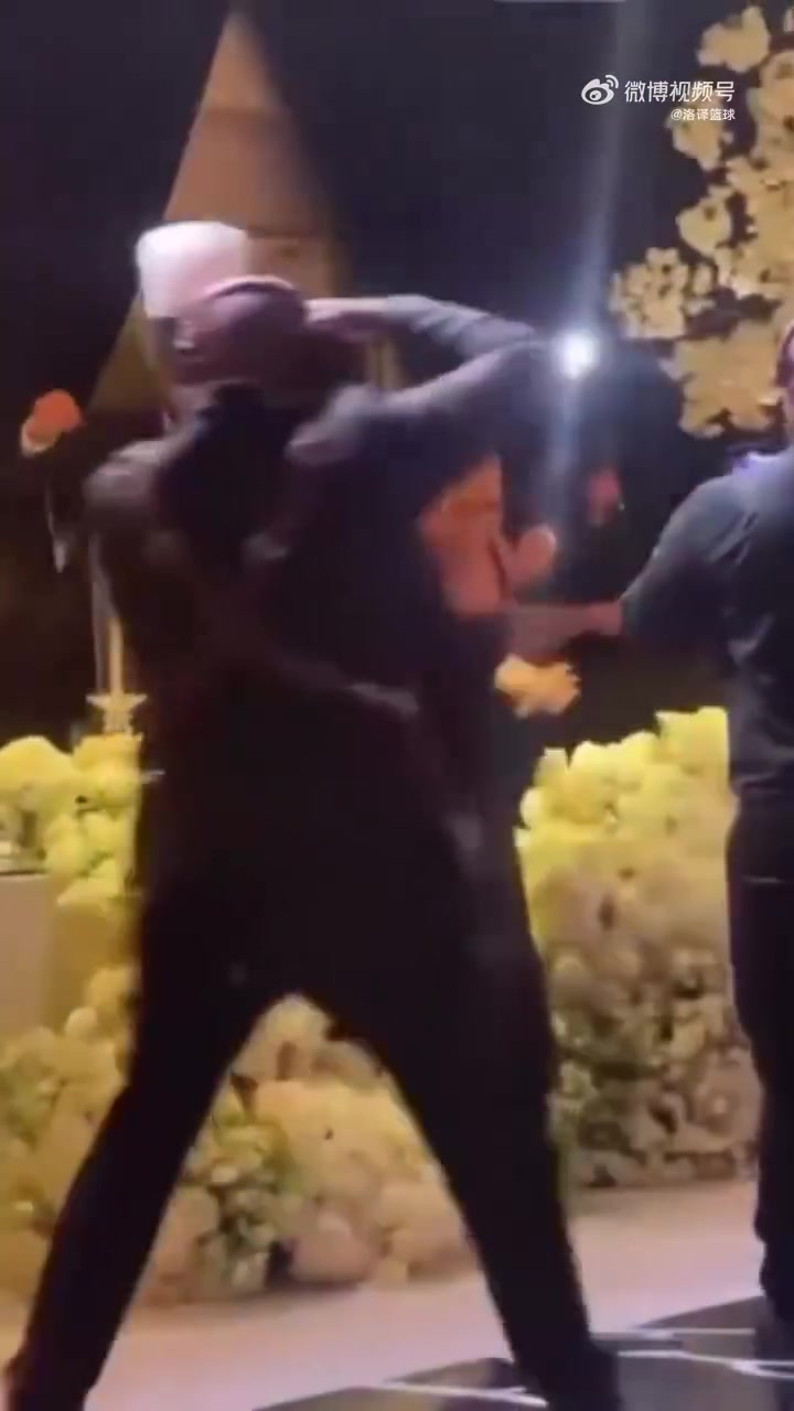 塔圖姆的腳傷看來恢復(fù)得很不錯(cuò)啊在比爾的婚禮上都可以跳舞了