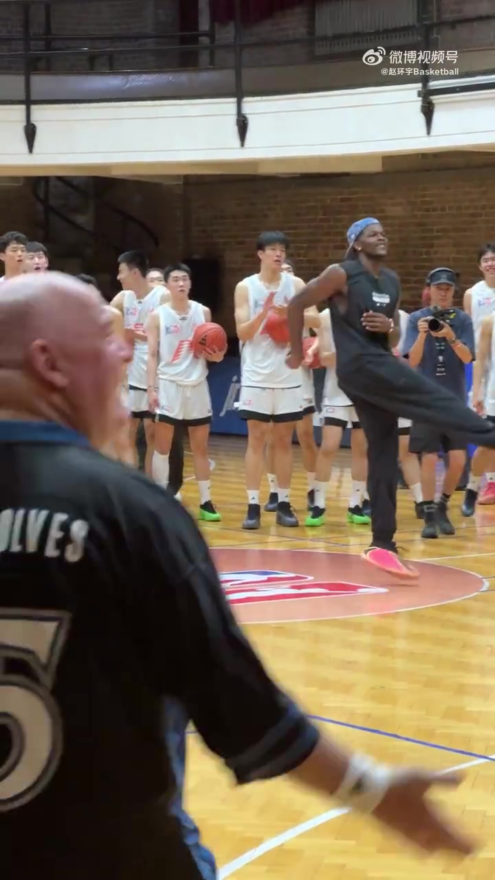 森林狼大叔和新狼王愛德華茲在清華大學(xué)西體育館重逢了