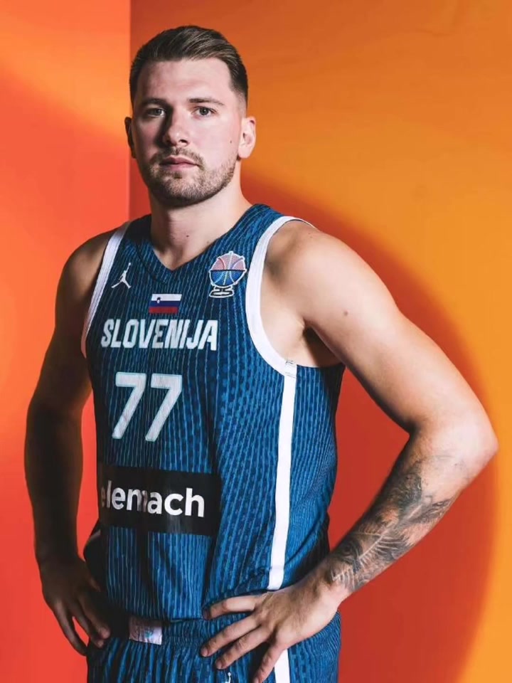 這肱二頭肌東契奇歐錦賽定妝照出爐這么一看確實(shí)瘦了一圈