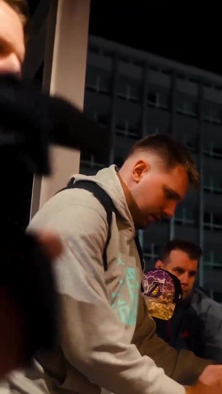 男籃歐錦賽東契奇帶領(lǐng)斯洛文尼亞男籃抵達(dá)下榻酒店