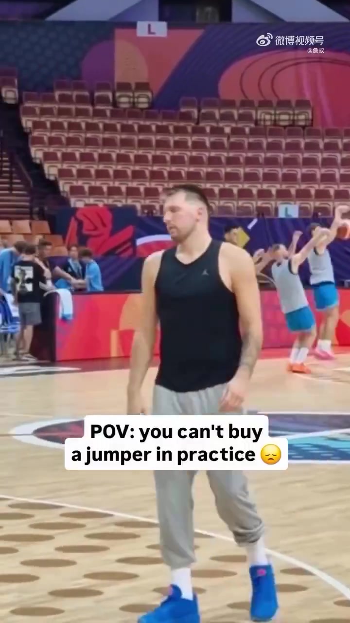 自己都不停地?fù)u頭東契奇手感這么好訓(xùn)練也有連續(xù)投不進(jìn)的時候