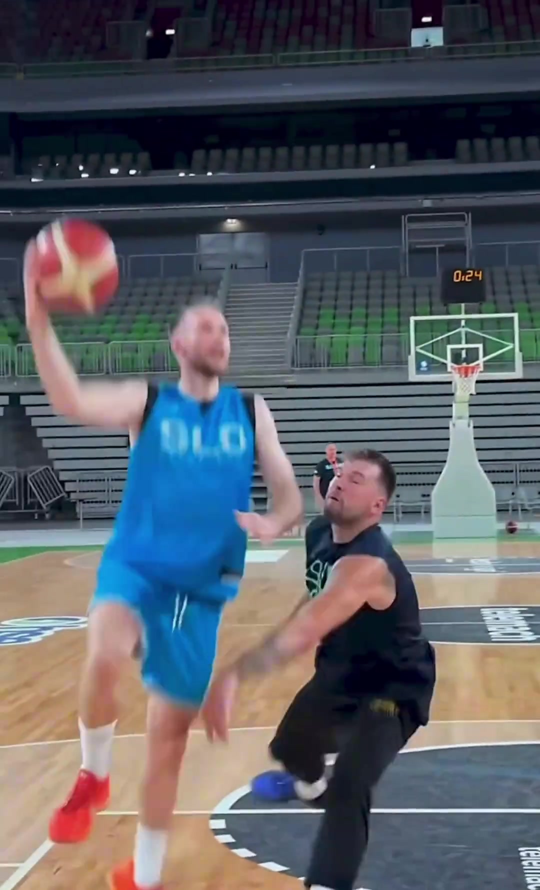 防守好像沒進(jìn)步...東契奇訓(xùn)練的時候被隊友一步過