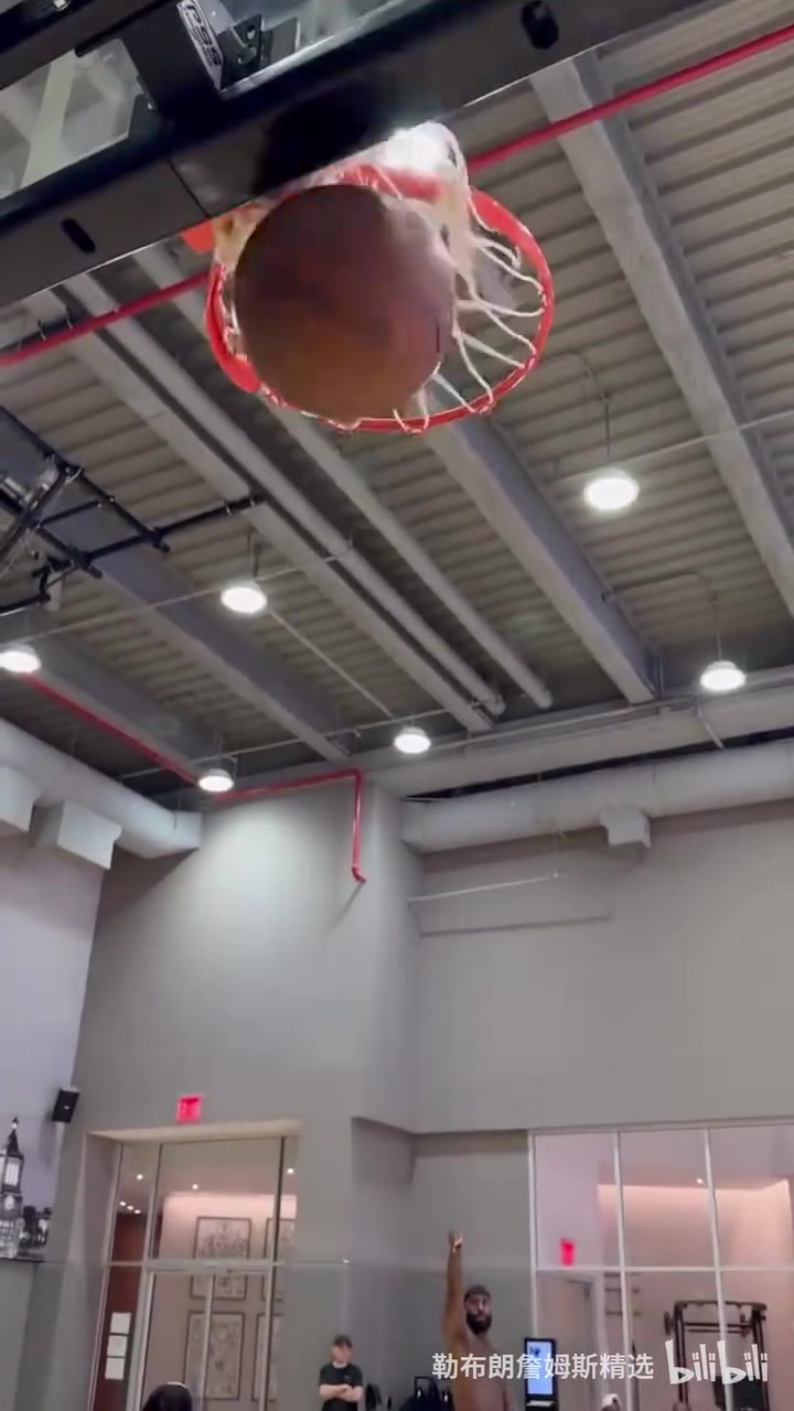 數(shù)十年如一日的勤奮詹姆斯最新訓練視頻投射百步穿楊