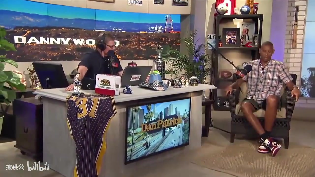 巔峰伯德和詹姆斯你選誰雷吉米勒伯德他在當(dāng)年就能場均30分