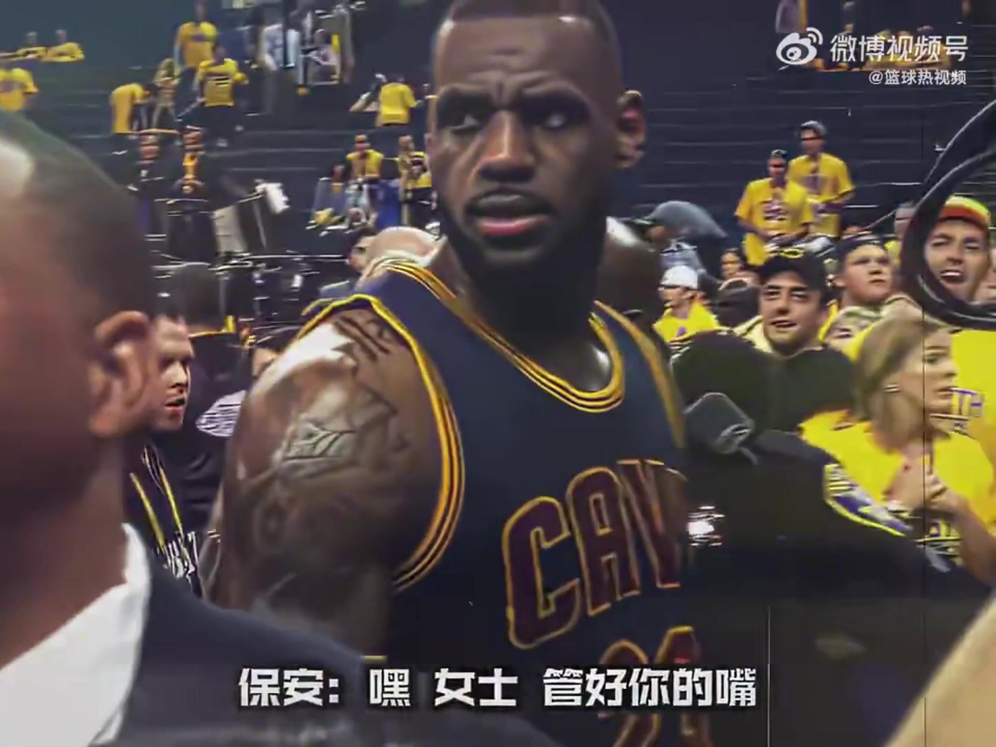 勇士場邊球迷罵詹姆斯當(dāng)孬種的感覺怎么樣老詹停下來看了一眼沒有理會