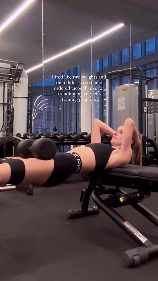 別看雄鹿老板千金的腰這么苗條核心力量還是相當(dāng)不錯(cuò)滴