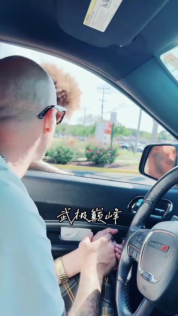 混成這樣了曾經(jīng)詹姆斯的隊(duì)友德隆蒂韋斯特向等候紅燈的路人乞討