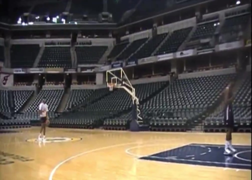 年輕時的保羅-喬治也很能跳啊輕松飛躍2米18的希伯特單臂暴扣