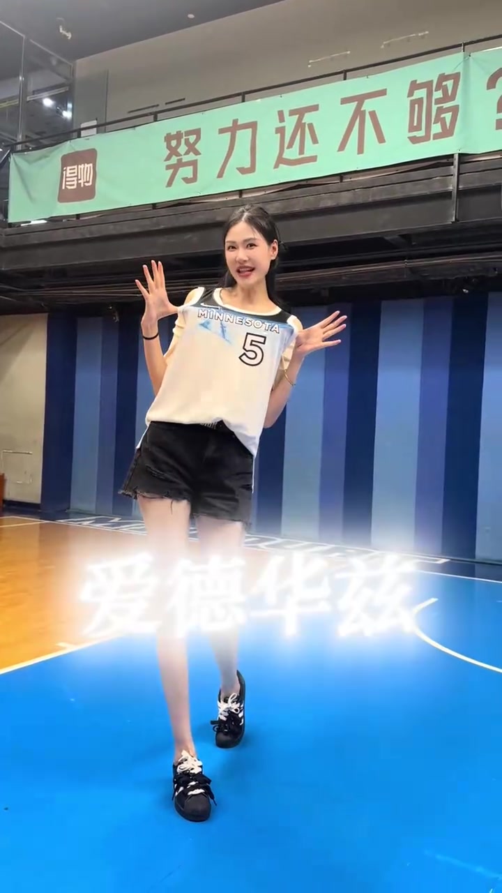 華子真實(shí)身高是多少身高質(zhì)檢員1米96諾姐與華子的合影