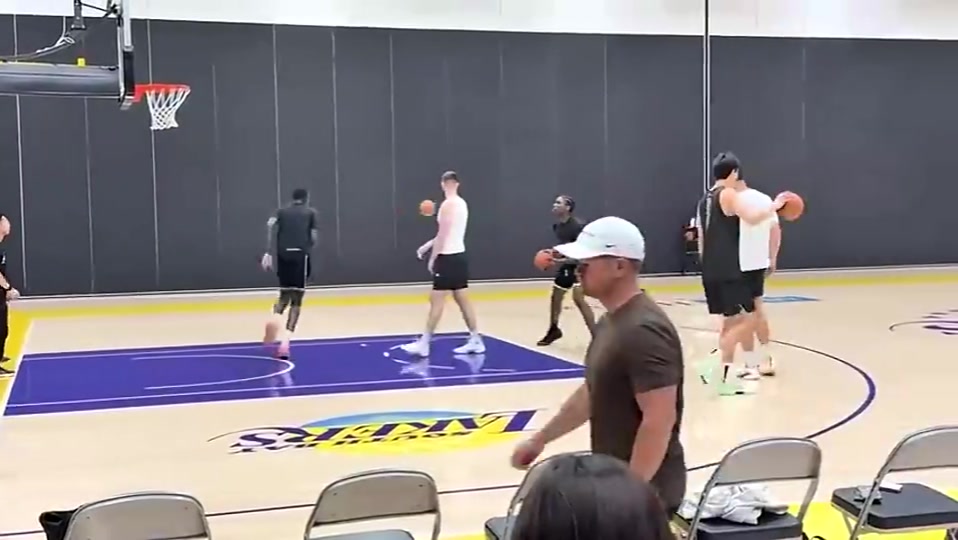 當(dāng)時(shí)都沒預(yù)料到未來走向楊瀚森此前洛杉磯訓(xùn)練赴湖人主場踩場