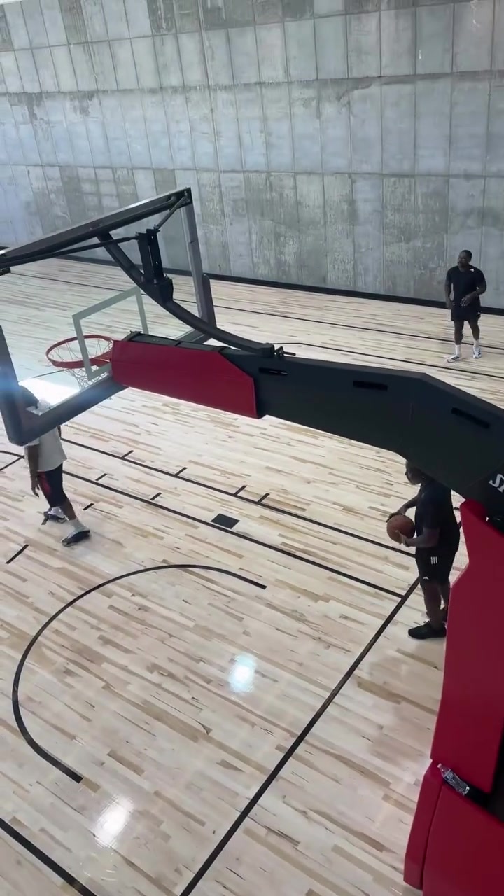 哈登女友paijie 拍到哈登正在訓練