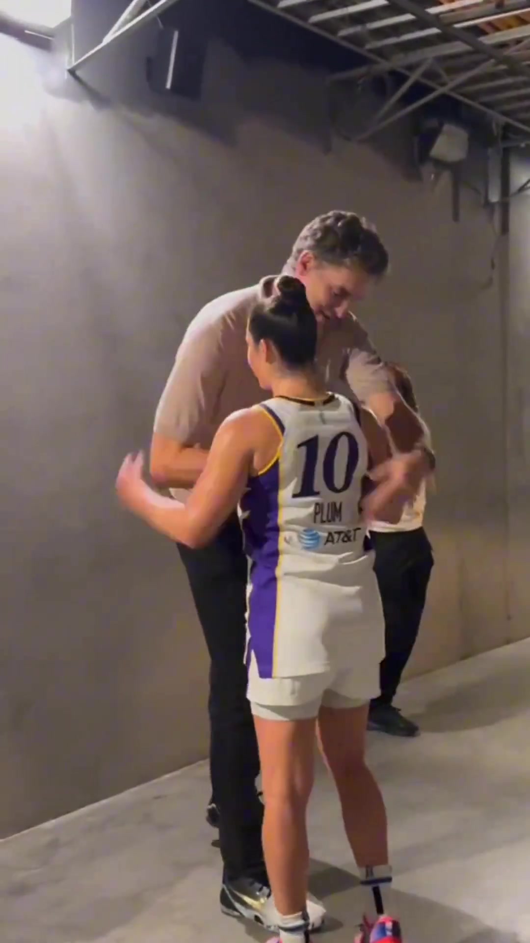 這么一看庫里教妹是真高啊火花隊(duì)眾將向大加索爾父女問好