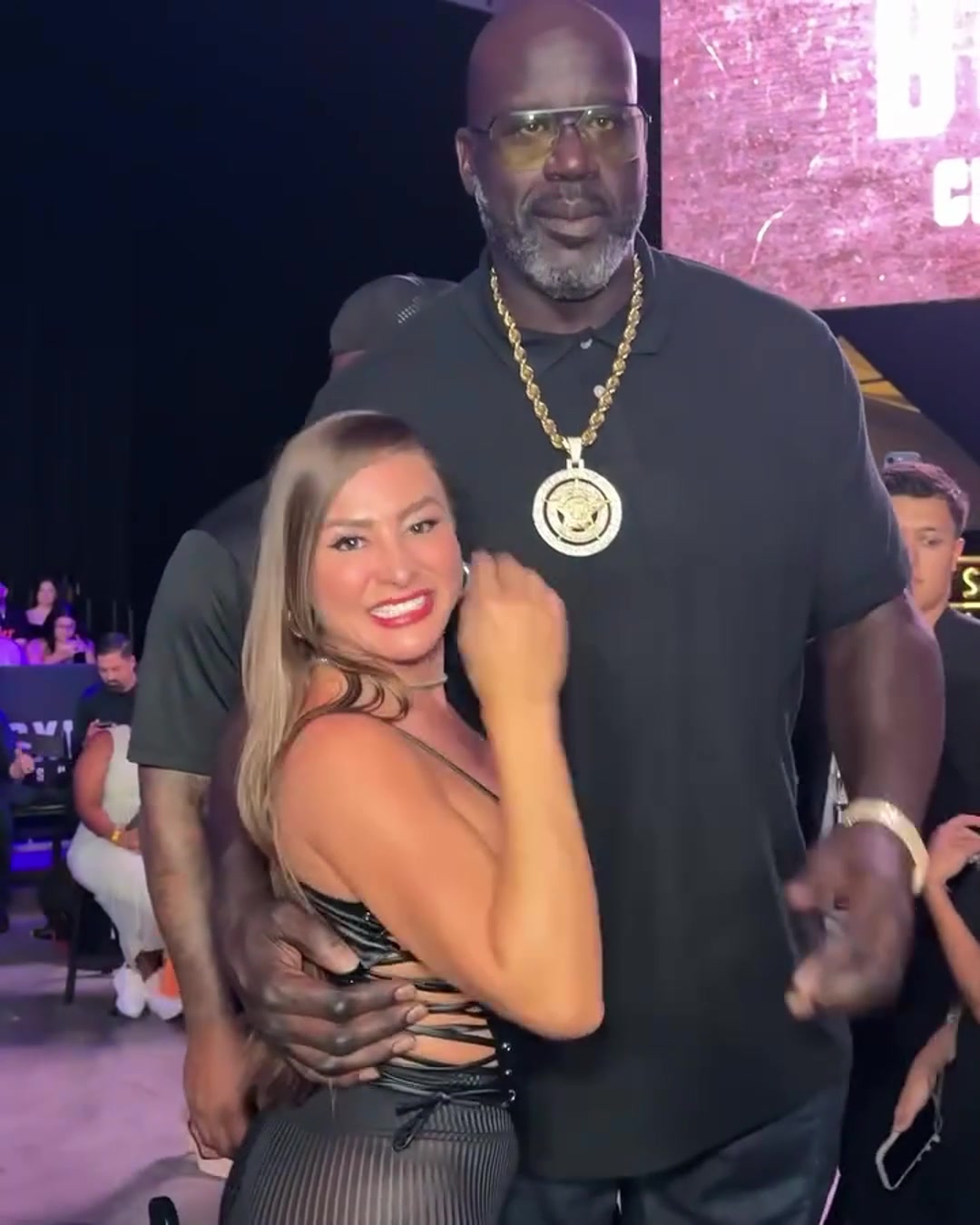 奧胖觀戰(zhàn)格斗比賽與一豐滿美女擁抱美女激動(dòng)地直蹦