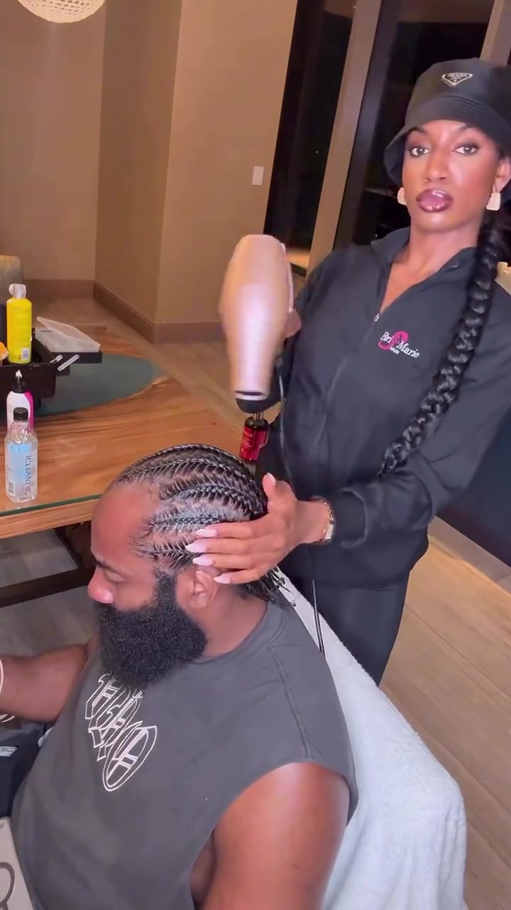 想登哥的莫西干了女發(fā)型師曬幫哈登護理臟辮