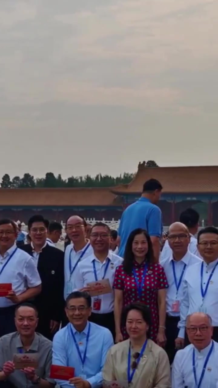 大姚這身高太扎眼閱兵現(xiàn)場霍啟剛意外與姚明同框