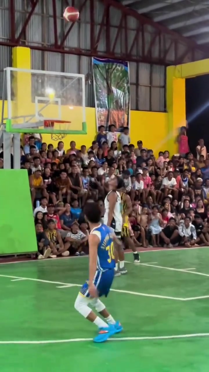 美國庫里行嗎菲律賓庫里投進三分玩起了后空翻慶祝