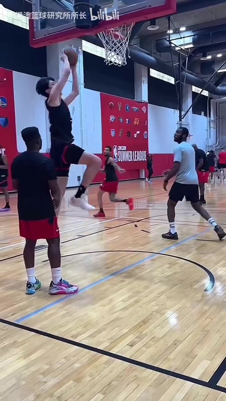 波特蘭扣將隊(duì)夏聯(lián)時(shí)期開(kāi)拓者隊(duì)內(nèi)訓(xùn)練楊瀚森等球員秀扣籃