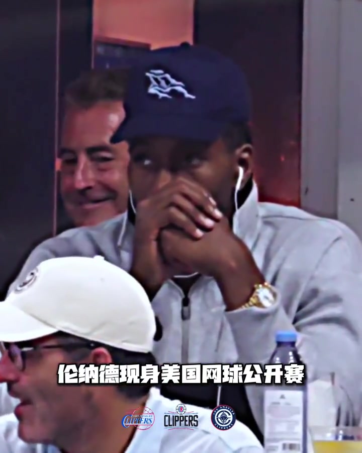 小卡今日觀看美網(wǎng)公開賽 有線耳機是焊身上了