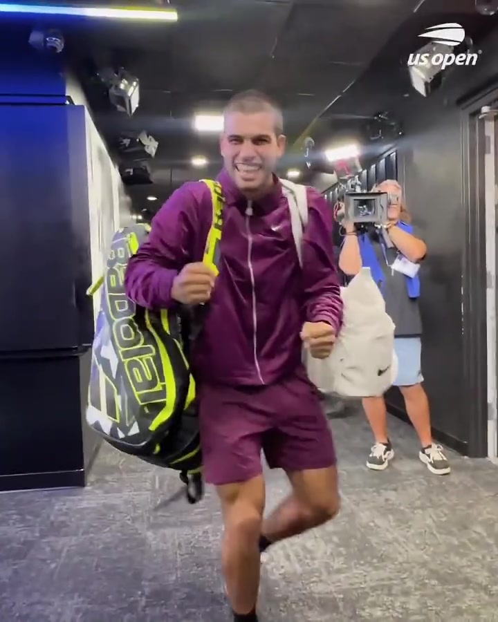 美網(wǎng)半決賽后阿卡與巴特勒擁抱看起來像個小卡拉米