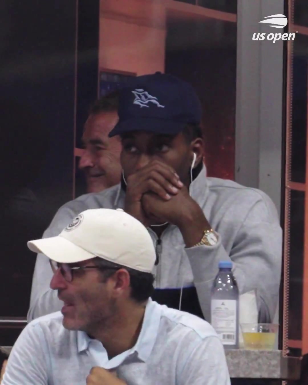 陰陽合同的事還沒解決小卡現(xiàn)身美網(wǎng)半決賽現(xiàn)場看得很投入