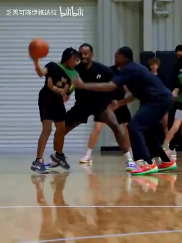 扣籃也很瀟灑?？怂箙⒓忧嗌倌暧?xùn)練營展示大風(fēng)車扣籃