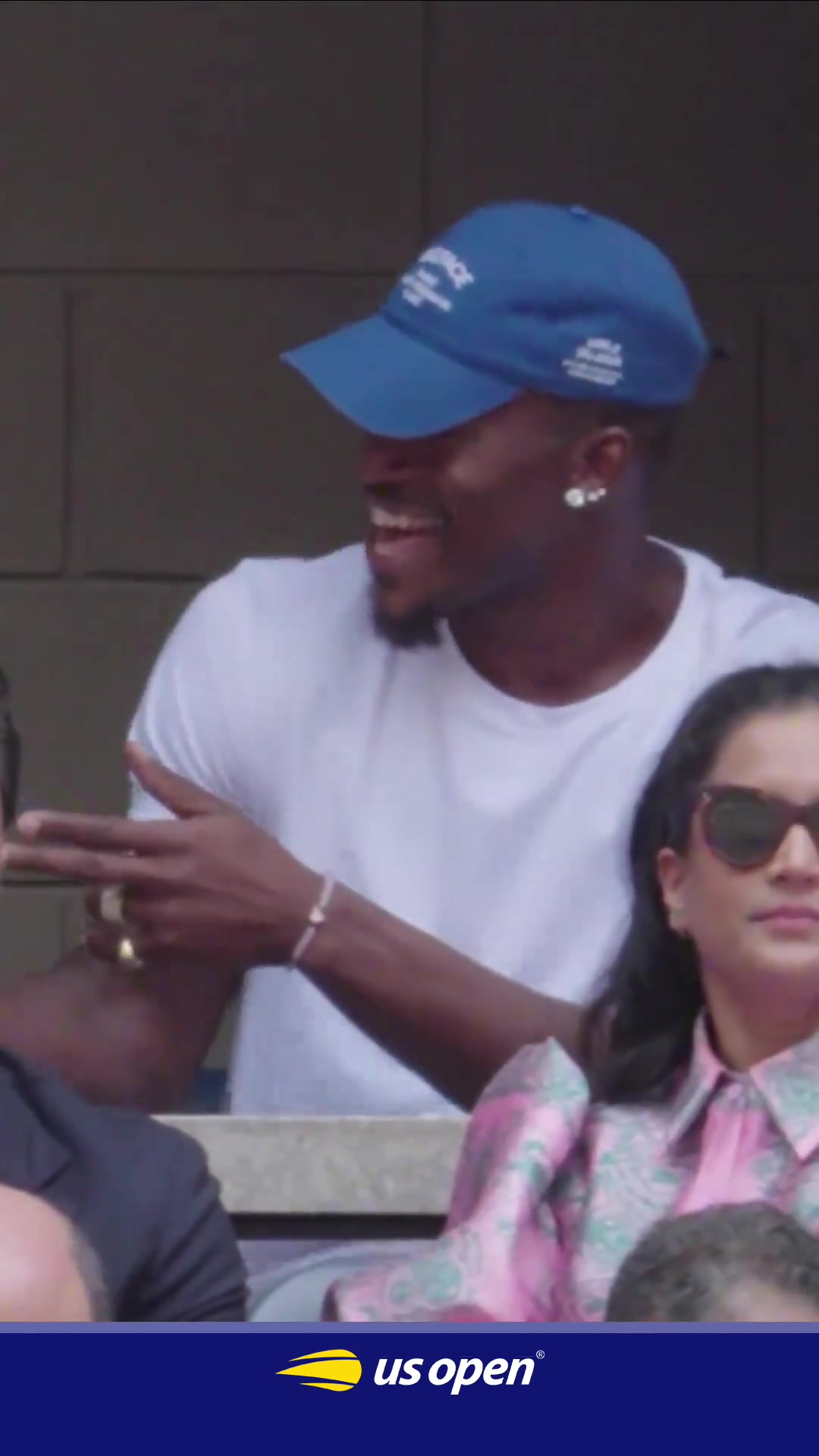 好兄弟就是要在現(xiàn)場(chǎng)挺巴特勒觀賽阿爾卡拉斯再度貢獻(xiàn)表情包