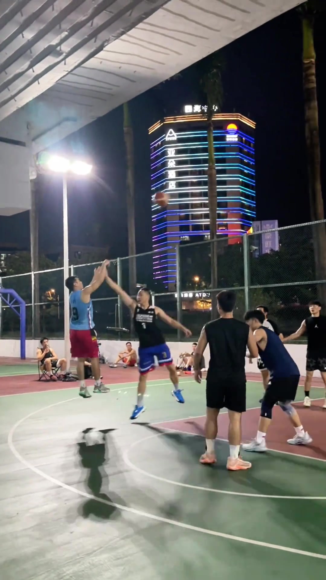 網(wǎng)友曬視頻今天在野球場遇到神似NBA頂級射手克萊打法