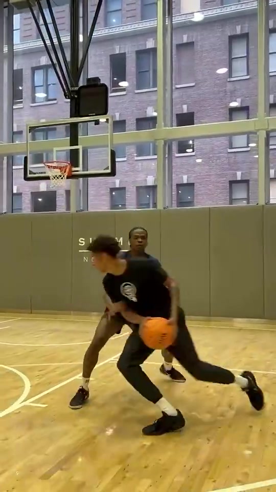 雖然投籃動(dòng)作不一樣但甜瓜兒子這腳步三威脅沒(méi)少和老爸學(xué)啊