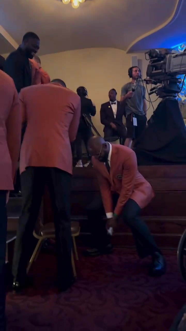 08年美國男籃聚首入選名人堂儀式老詹現(xiàn)場傳授熱波什球技