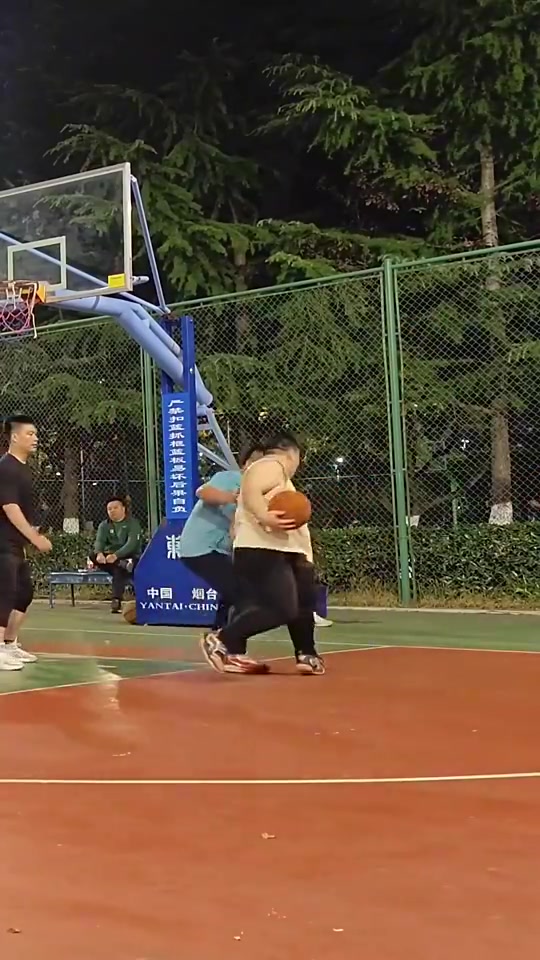 臥槽這是真超級(jí)厚衛(wèi)200多斤還能假動(dòng)作滯空后仰跳投