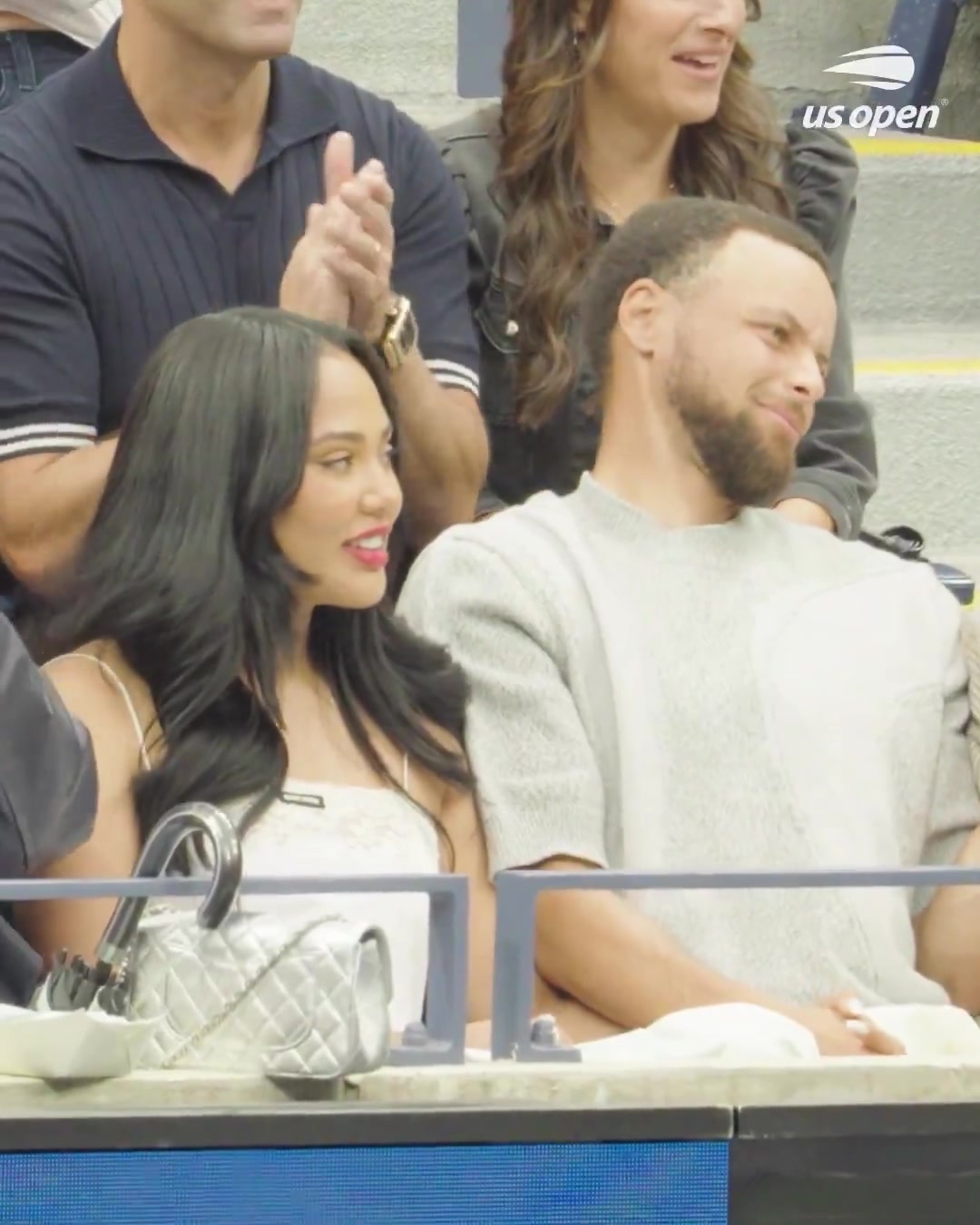 帶著老婆看美網(wǎng)庫里這是看到什么好球竟被驚出了表情包