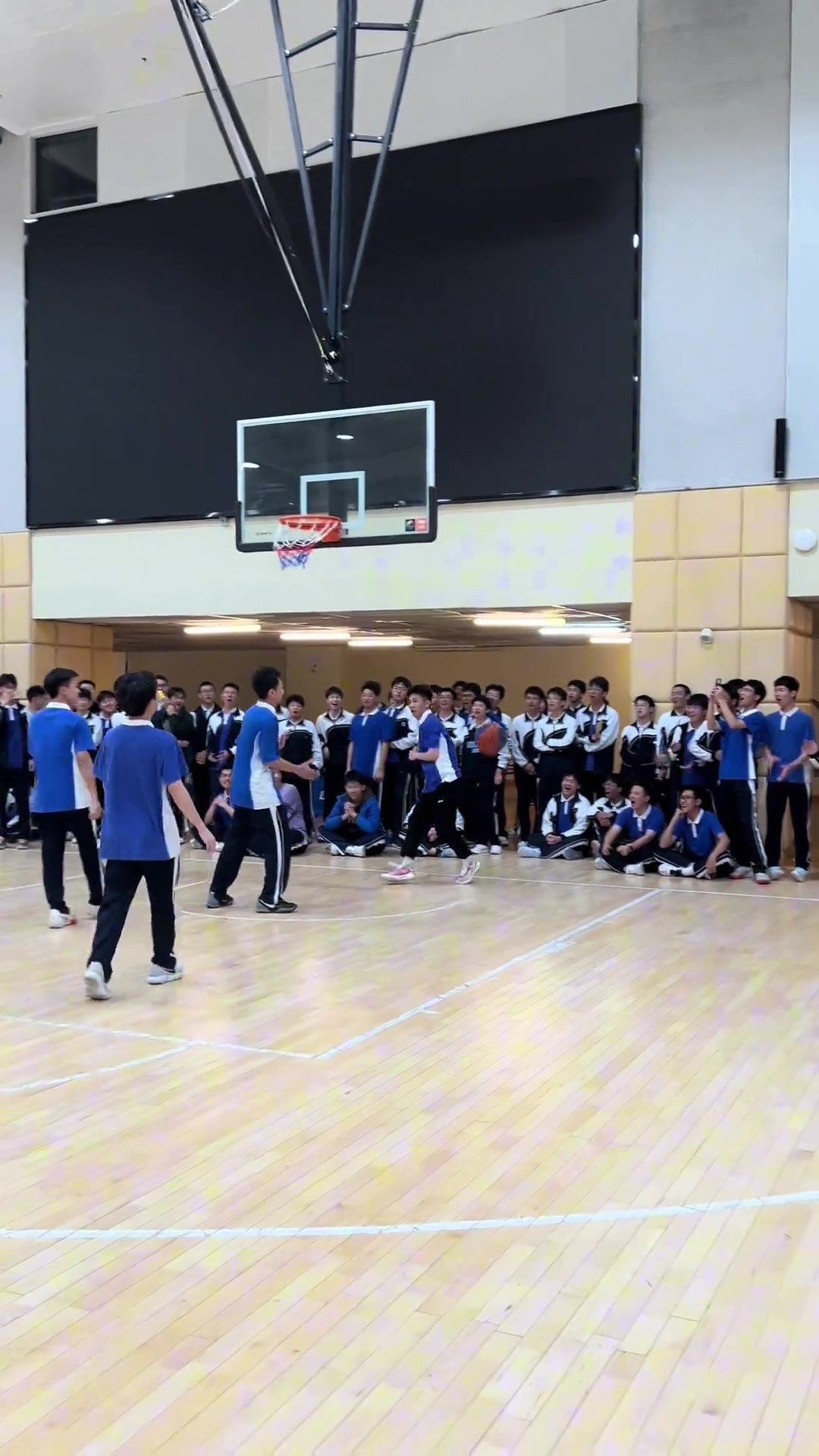 獲校園優(yōu)先擇偶權(quán)深圳某中學 驚現(xiàn)一位彈簧男這天賦炸啊