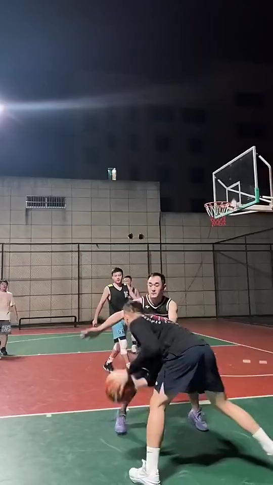 如果你有這手翻身跳投能否稱霸你們學校的球場