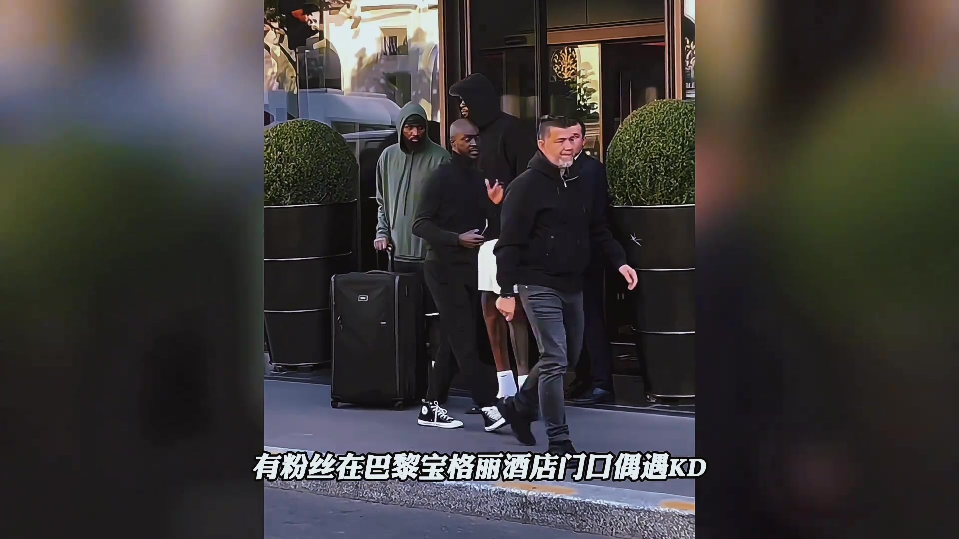 什么叫球癡啊阿杜到哪都不忘練球也玩虛空運(yùn)球